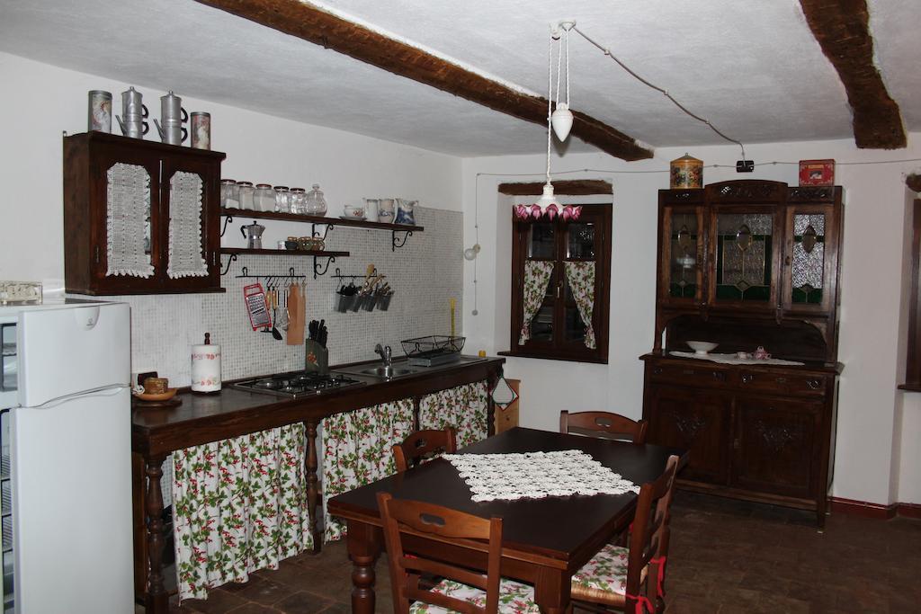 Casa Giuliana Guest House Calosso Phòng bức ảnh